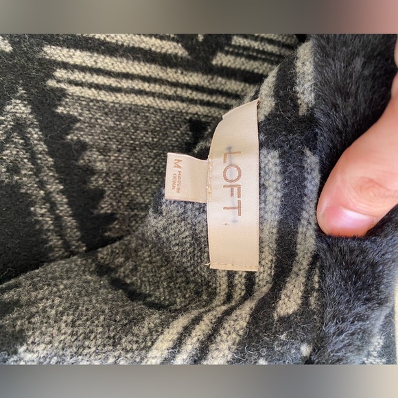 Loft Ann Taylor Tribal Geometric Patterned Black Grey Faux Fur OSFM Cape - Picture 6 of 6